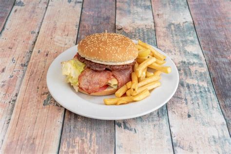 Hambúrguer bovino bacon queijo de cabra queijo derretido tomate e