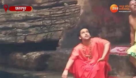 Bageshwar Dham Pandit Dhirendra Shastri Took Dip In Bhimkund Video Going Viral Dhirendra