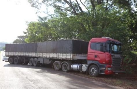 Itaipulândia Caminhão carregado de soja tenta subir pela Estrada da