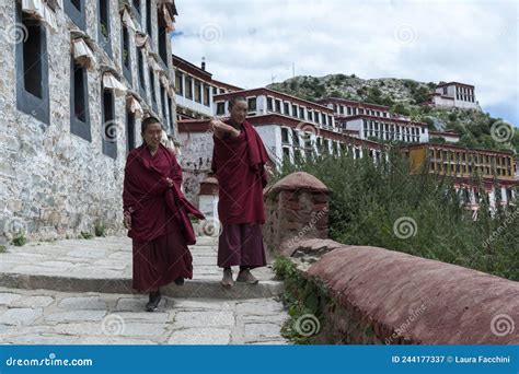 Monges Tibetanos No Mosteiro Ganden Localizado No Topo Da Montanha