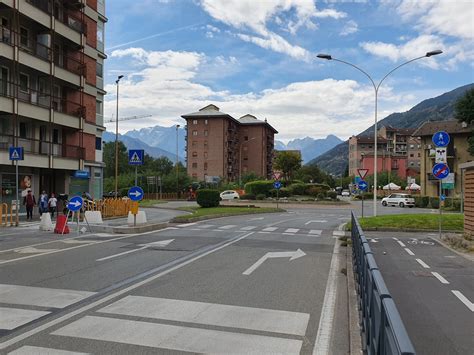 Ciclabile Aosta Ancora Polemiche Tolte Due Corsie Alle Auto In Corso