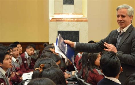 Estudiante sorprende al Vice y pregunta por qué no se puede entregar el