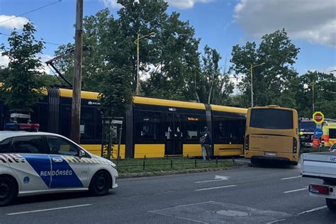 Busz S Villamos Karambolozott Budapesten