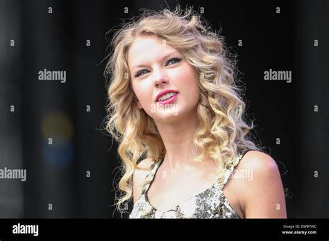 Taylor Swift Hi Res Stock Photography And Images Alamy
