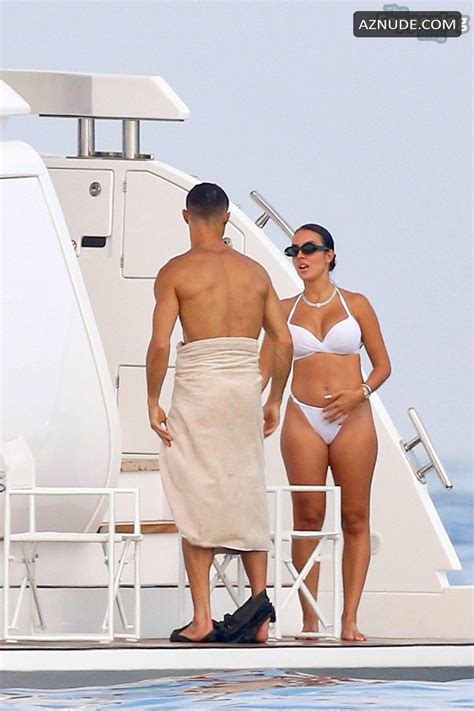 Georgina Rodriguez Sexy Seen With Cristiano Ronaldo Showing Off Her Hot Bikini Body At A Beach