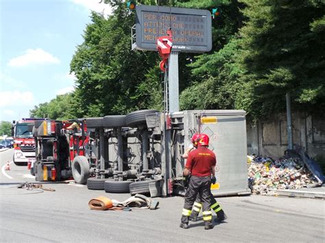 Camion Ribaltato Davanti All Uscita Dell A Il Saronno