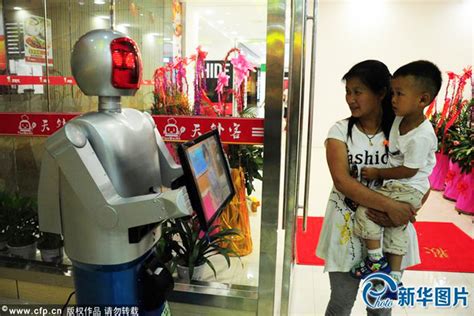 China's Largest Robot Restaurant is Crawling with WALL-E-Style Waiters ...