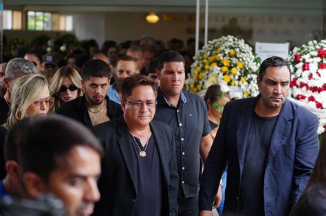 Familiares E Amigos Se Despedem De Dona Carmem M E Do Cantor Leonardo