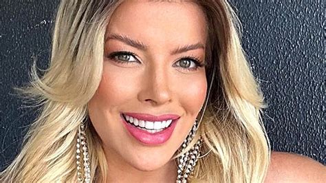 Jaqueline Grohalski Participante Da Afazenda Faz Cliques Na Piscina