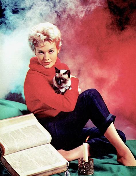 20 Lovely Photos Of Kim Novak With Her Cat Pyewacket In “bell Book