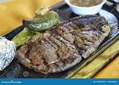 Nahaufnahme Von Steaks Mit Bohnen Jalapeno Nopal Und Gebratener