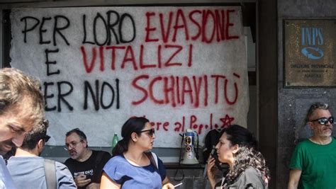 Napoli Reddito Di Cittadinanza Sospeso La Protesta Davanti AllInps