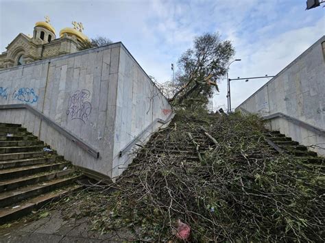 Venti Fortissimi Pioggia E Neve In Bulgaria Stato Di Emergenza A