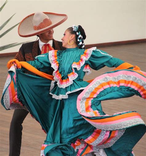 El Jarabe Tapatio / The Mexican Hat Dance | Folklorico dresses, Mexican outfit, Jalisco dress