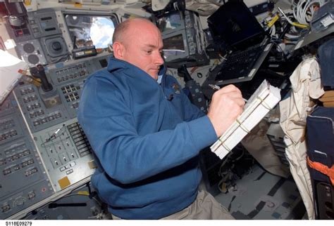 Twins In Space Nasas Twin Astronauts Mark And Scott Kelly Photos