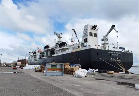 Uruguay Buque Descarga Mil Toneladas De Krill En El Puerto De