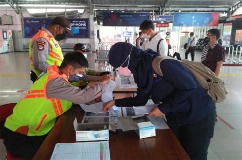 Hari Pertama Perpanjangan Ppkm Level Penumpang Krl Naik