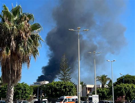 Agrigento Incendio Devasta Capannone Al Villaggio Peruzzo Nube Nera