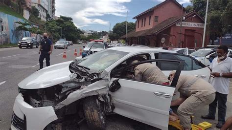 V Deo Acidente Em Frente Esta O Deixa Mulher Ferida E Congestiona