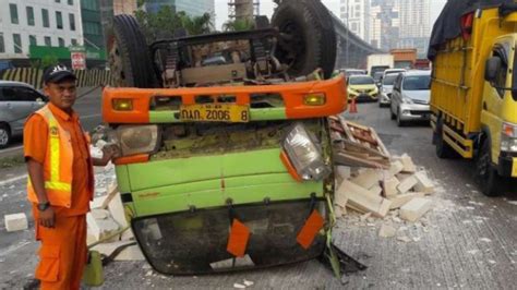 Truk Terbalik Tol Arah Ciledug Fatmawati Macet