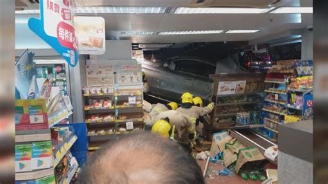 北角私家車撞入餅店 有人被困 Now 新聞