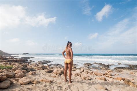 Bella Mujer En Bikini Parada Cerca Del Mar Preparándose Para Entrar Al Agua Foto de archivo