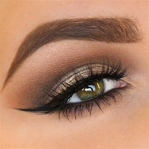 maquillage des yeux trait d eye liner et touche de doré glamoureuse