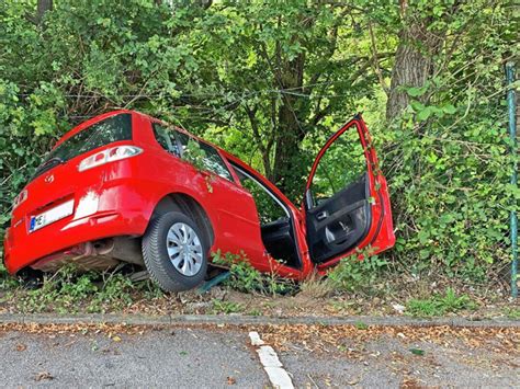 Unfall in Wülfrath Auto landet in der Böschung