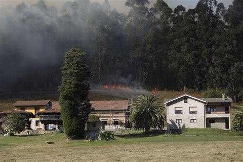 En Im Genes Se Reactiva El Incendio En La Vertiente Gijonesa Del Monte