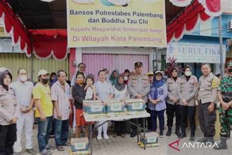 Polisi Salurkan Seribu Paket Bantuan Logistik Korban Banjir Palembang