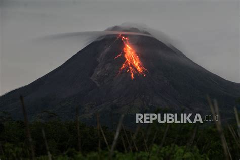 Gunung Merapi Luncurkan Awan Panas Guguran Sejauh Km Ihram