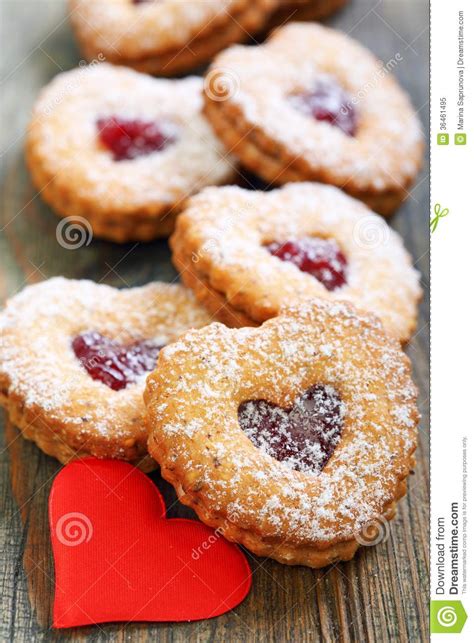 Biscuit De Linzer Et Coeur Rouge Image Stock Image Du Coeur Forme