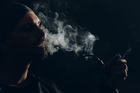 Hombre Fumando Una Pipa Sobre Fondo Oscuro Retrato De Perfil