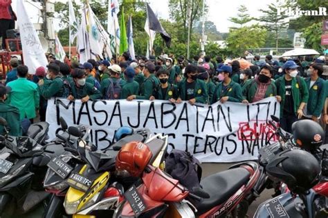 Ratusan Mahasiswa Aksi Demo 11 April 2022 Mulai Datang Polisi Tutup