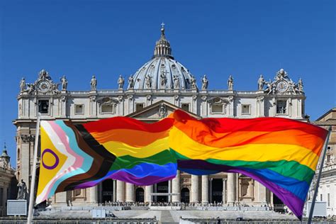 Transgender e figli di coppie gay sì al battesimo Papa Francesco