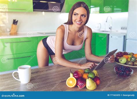 Belle Fille Sexy Dans La Cuisine Image Stock Image Du Maigre Caucasien 77162425