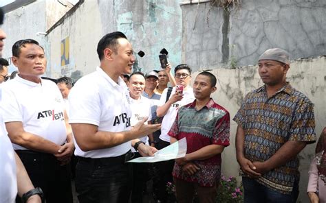 AHY Bagikan 50 Sertifikat Tanah Di Gowa Secara Door To Door