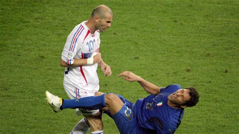 Materazzi raconte ce qu il a vraiment dit à Zidane avant le coup de