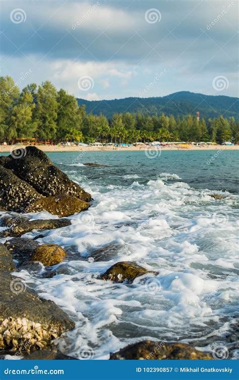 As Ondas Que Quebram Em Uma Praia Rochoso Formando Um Pulverizador