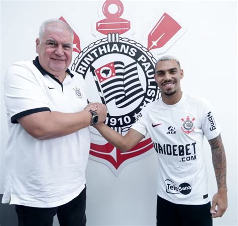 Corinthians oficializa contratação do lateral esquerdo direito