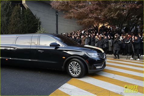 Jonghyuns Funeral Attended By His Shinee Bandmates Photo 4003487