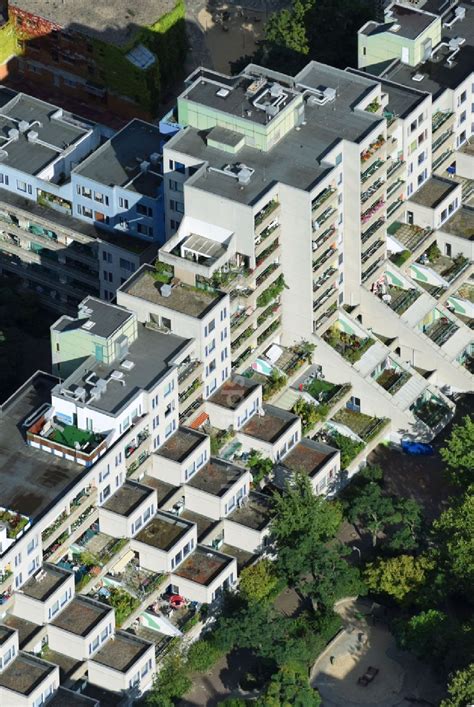 Berlin Von Oben Balkon Und Fenster Fassade An Der Plattenbau