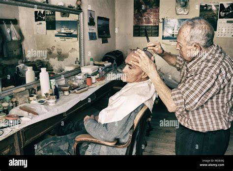 Csütörtök Tervezett Verseny Barber Old Örüljetek Emelkedik Ellenség