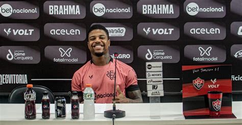 Barradao Informa Dono Da Lateral Esquerda Do Vitória Marcelo