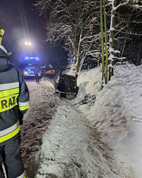 Wypadek w gminie Skała Dachował samochód osobowy Pomogli strażacy