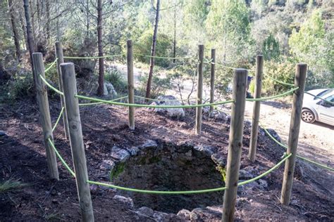 El Grup De Pedra Seca Del Centre Excursionista Del Pened S Restaura Un