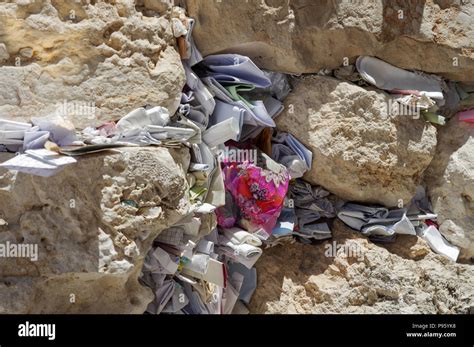 Notas de oraciones en el muro de los lamentos fotografías e imágenes de