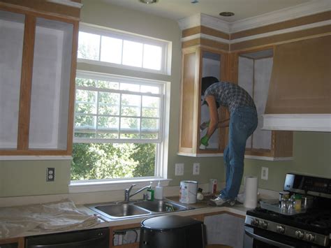 Painting The Kitchen Cabinets - Remodelando la Casa