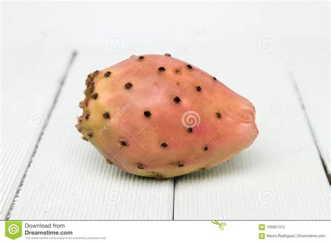 Fruta Ficus Indica Del Cactus De La Opuntia En Un Fondo Blanco Foto De