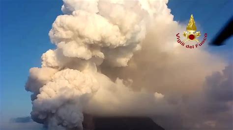 A Stromboli è allerta rossa per il vulcano eruzione e nube di cenere